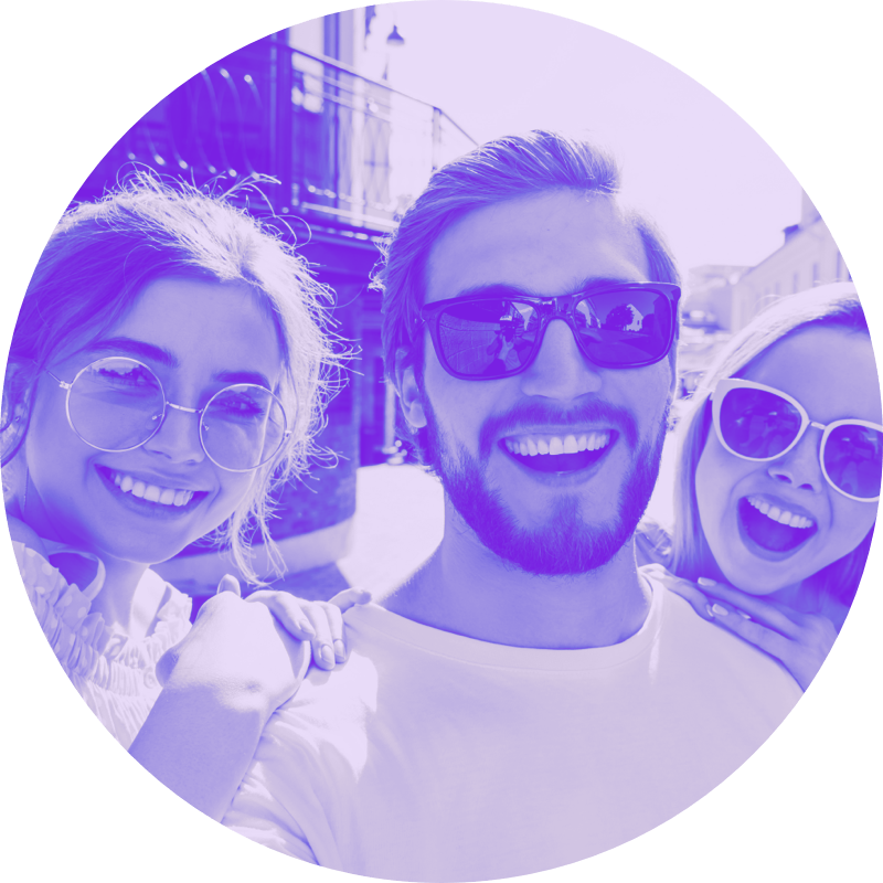 Tres amigos sonriendo en una ciudad