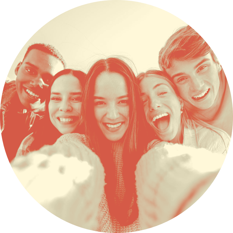 Amigos sonriendo a la cámara