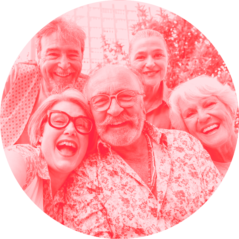 Cinco amigs de mediana edad haciéndose un selfie en la calle