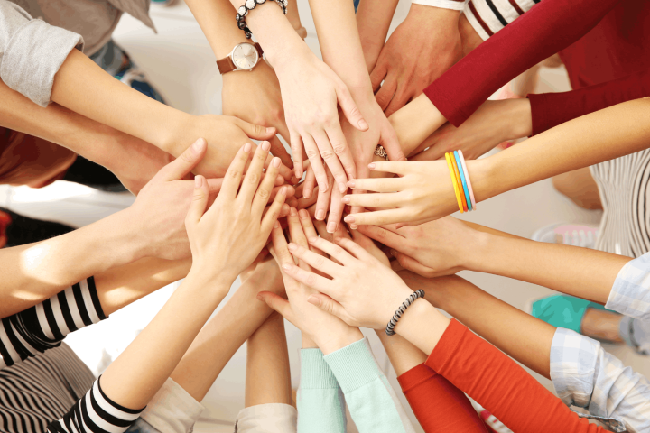 Manos unidas en equipo