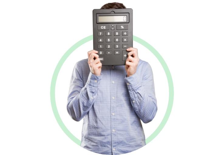 Hombre sosteniendo una calculadora