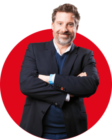 Empresario sonriendo con los brazon cruzados