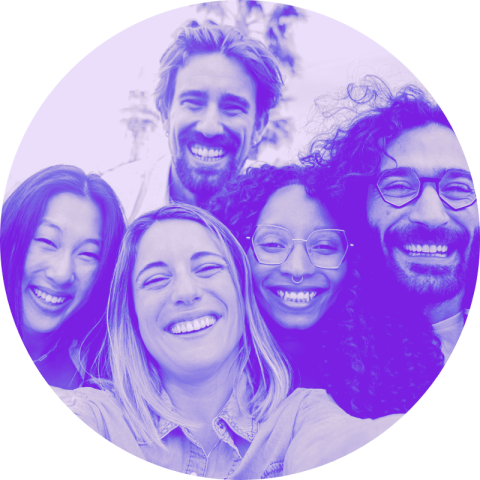 Cinco amigos riendo ante la cámara